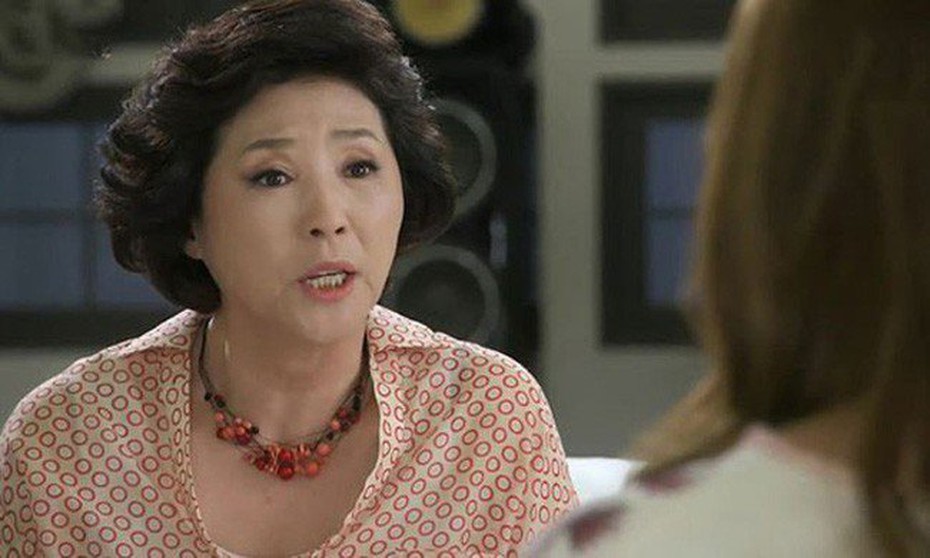Mẹ cố chấp tôi phải làm sao?