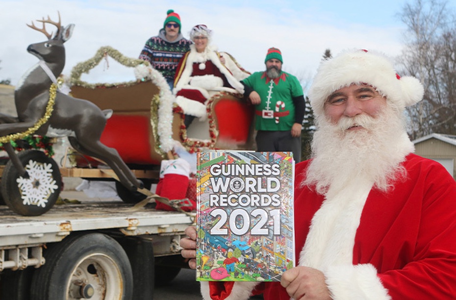 "Ông già Noel" lập kỷ lục Guinness khi kéo xe tải chở đầy xe tuần lộc