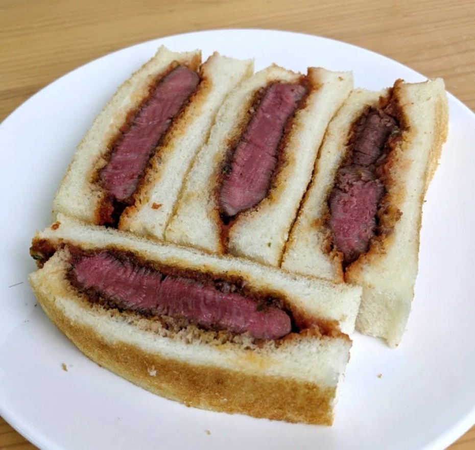 Điều đặc biệt trong chiếc bánh sandwich nhỏ xíu giá gần 2 triệu đồng