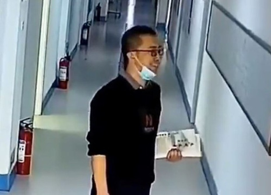 Thầy giáo cố nở nụ cười trước khi vào lớp và lý do cảm động phía sau