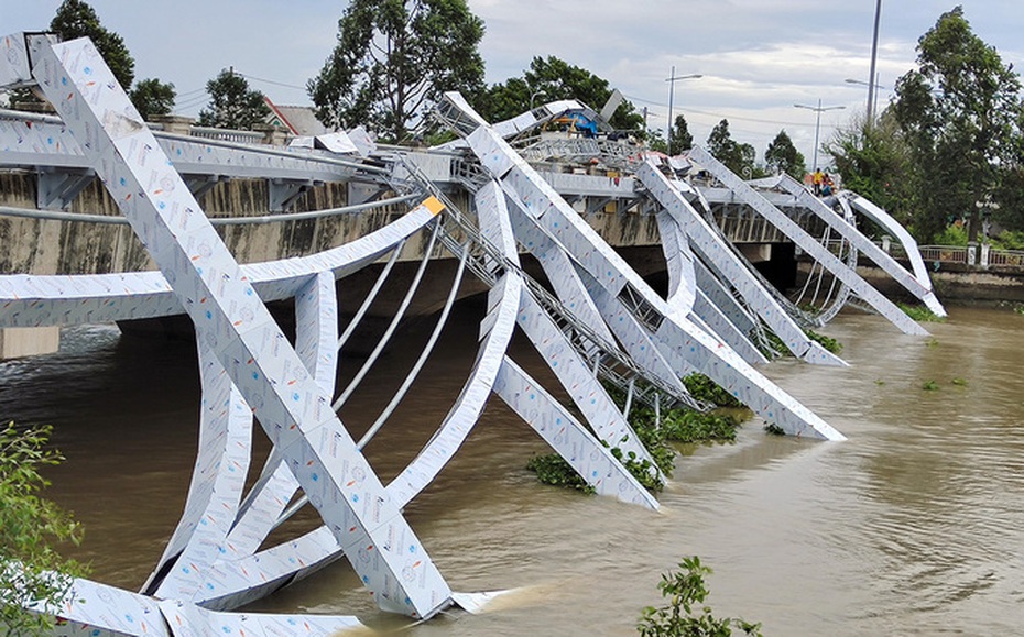 Giàn đèn trang trí 4 tỷ đồng trên cầu ở Sóc Trăng bất ngờ đổ sập