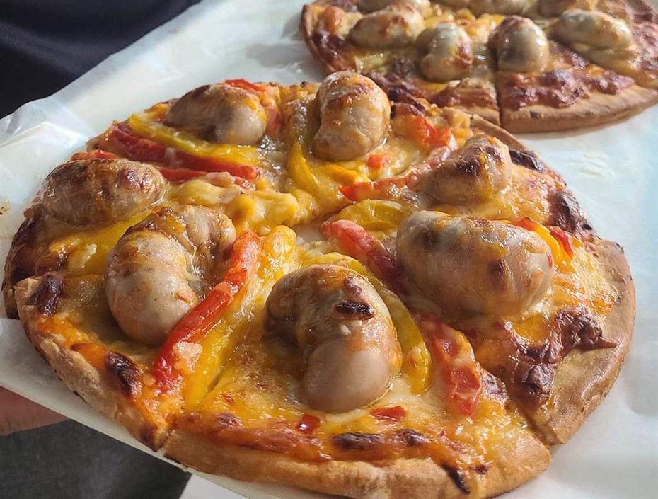 Kinh dị món pizza tinh hoàn gà, nhiều người sợ không dám ăn