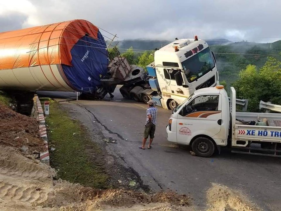 Xe siêu trường siêu trọng chở trụ điện gió lật giữa đèo Phượng Hoàng