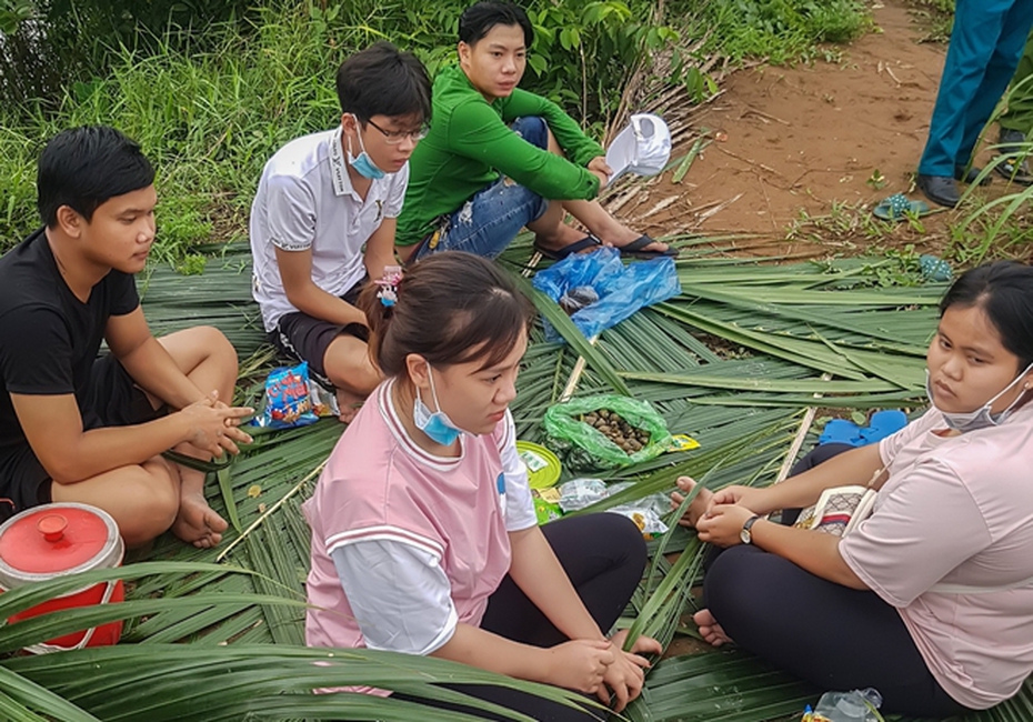 Nhóm thanh niên bày tiệc ngoài ruộng bị phạt 90 triệu đồng