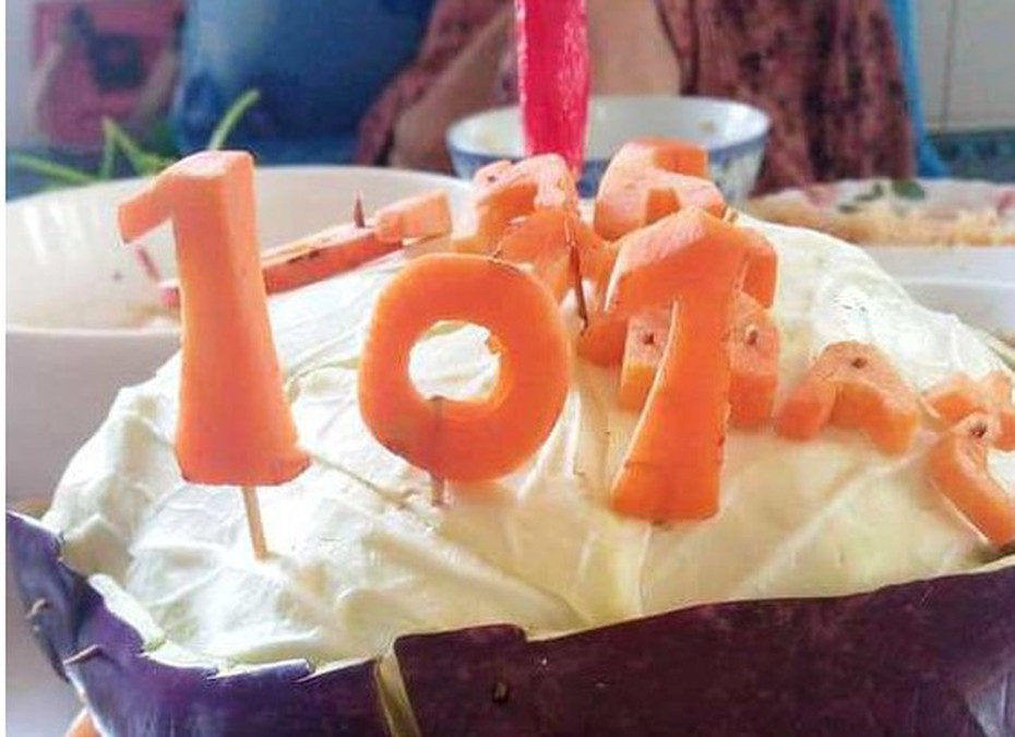 Con rể làm bánh sinh nhật từ nguyên liệu đặc biệt tặng mẹ vợ 101 tuổi