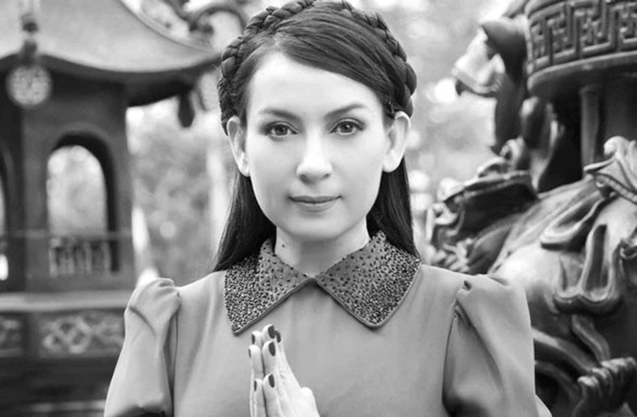 Con gái Phi Nhung khóc nức nở khi nhận tro cốt mẹ