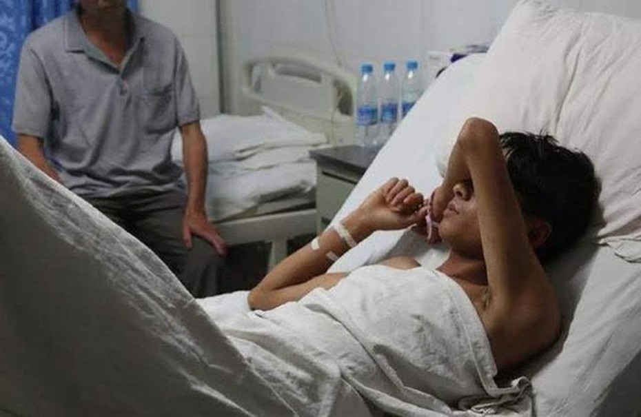 Chàng trai 18 tuổi bị liệt nửa người vì thói quen nhiều người mắc