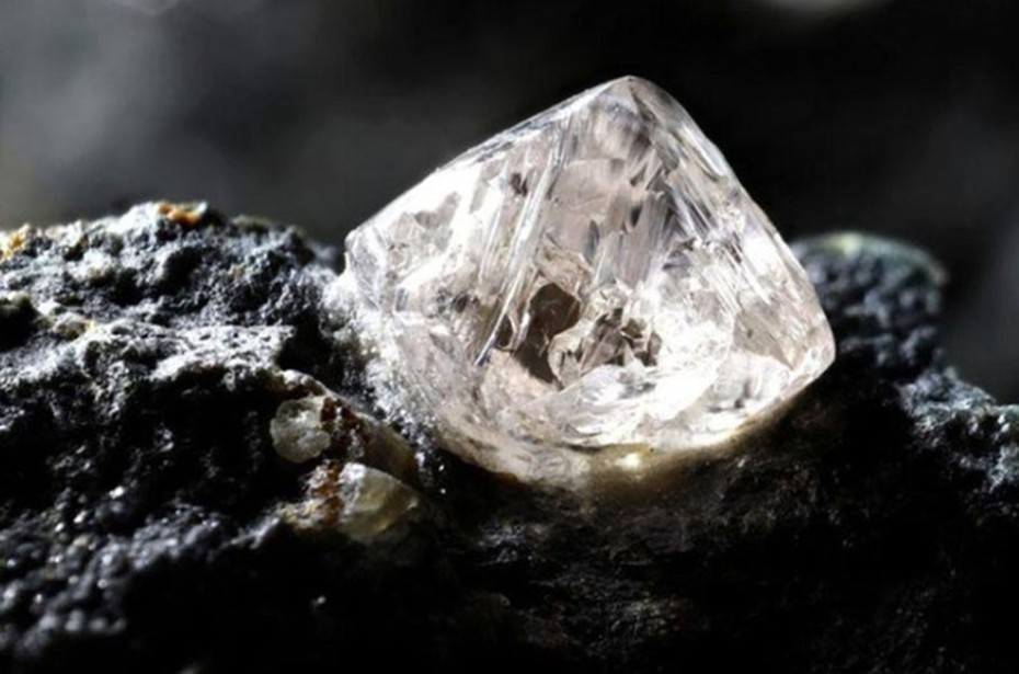 Viên kim cương đặc biệt chứa thứ vật chất chưa từng thấy trên Trái đất
