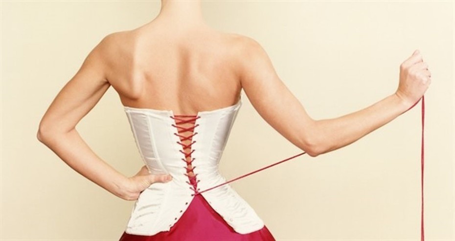 1001 cách giảm cân: Hiểm họa từ trào lưu mặc corset để có eo con kiến