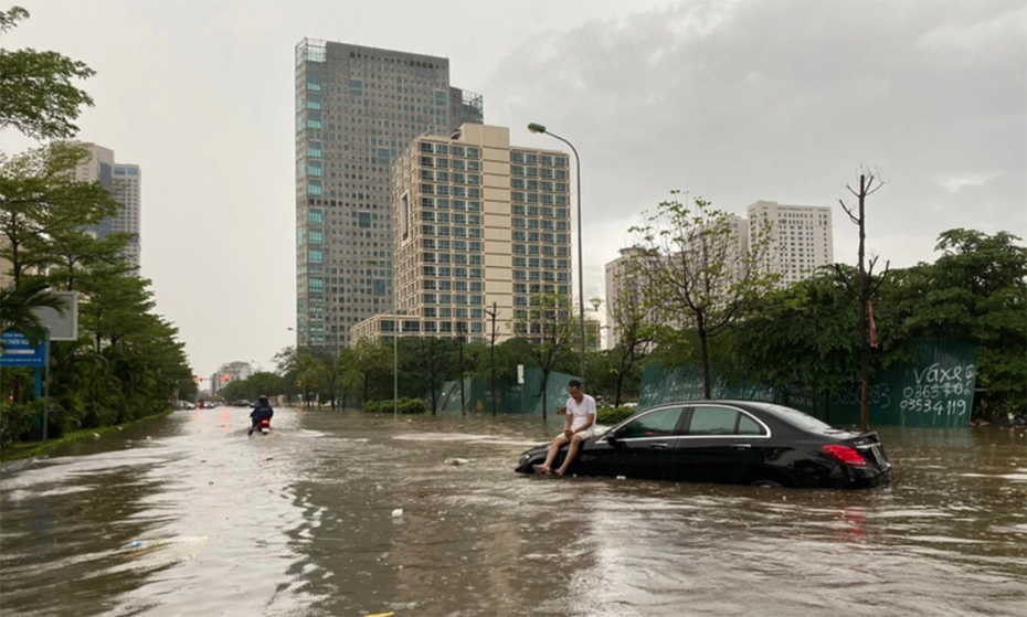 Giữa lúc mưa ngập, tài xế Mercedes có hành động lạ gây "bão mạng"