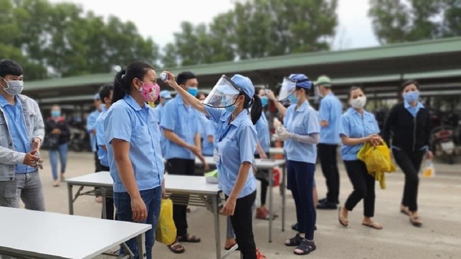 Bản tin 17/7: Phó Thủ tướng yêu cầu khẩn trương hỗ trợ tiền thuê nhà cho người lao động; Xe bồn nát bét sau va chạm với xe khách