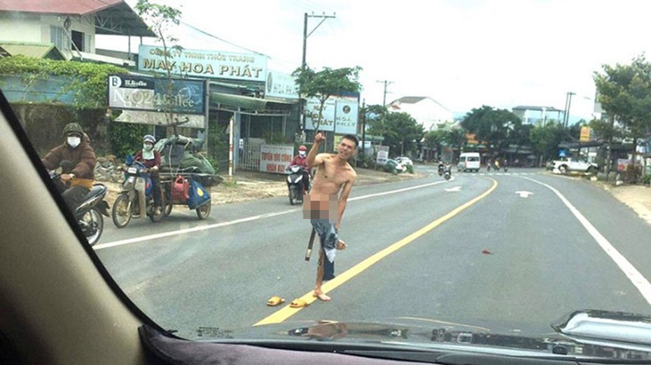 Bản tin 31/7: Nam thanh niên thoát y giữa quốc lộ; Xe Mercedes tông BMW và 4 xe máy