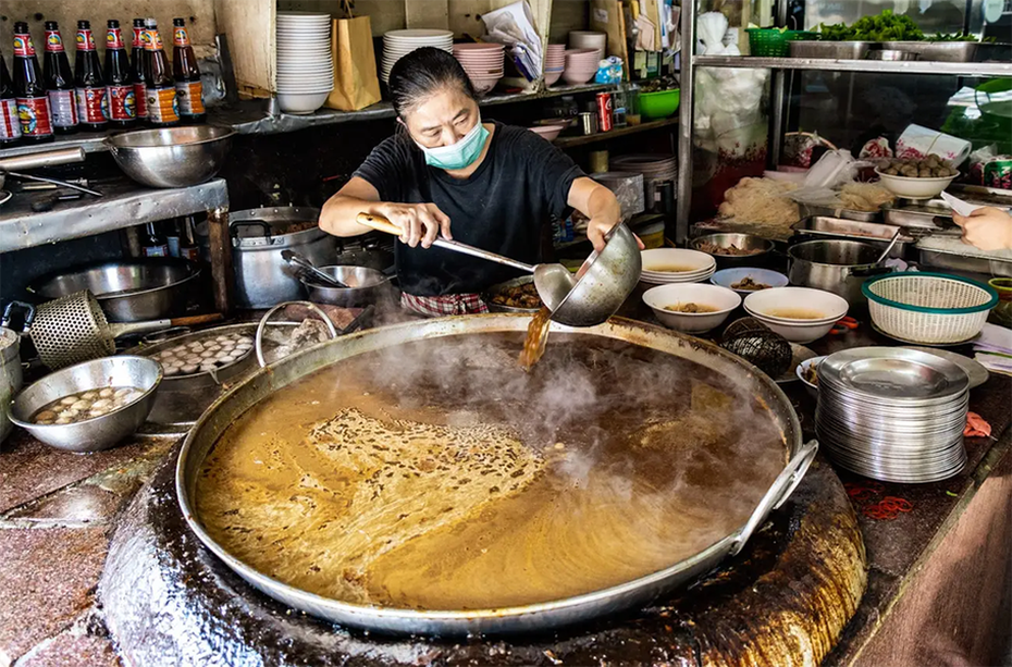 Quán ăn dùng nồi nước hầm ninh đi ninh lại suốt 50 năm không đổ bỏ