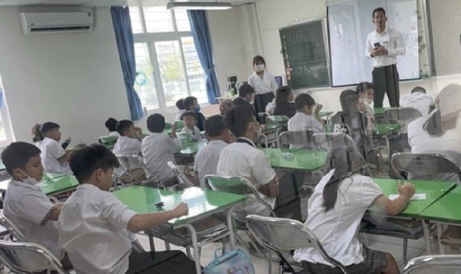 Hà Nội: Nhiều học sinh bị dị ứng, cay mắt, tê lưỡi sau khi đến trường