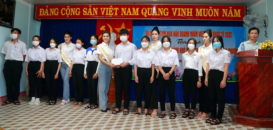 BTC Hoa hậu Doanh nhân Việt Nam Quốc tế tặng 100 phần quà cho học sinh nghèo