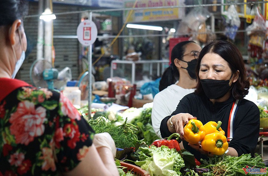 Giá rau xanh tại Đà Nẵng tăng chóng mặt sau mưa lũ lịch sử