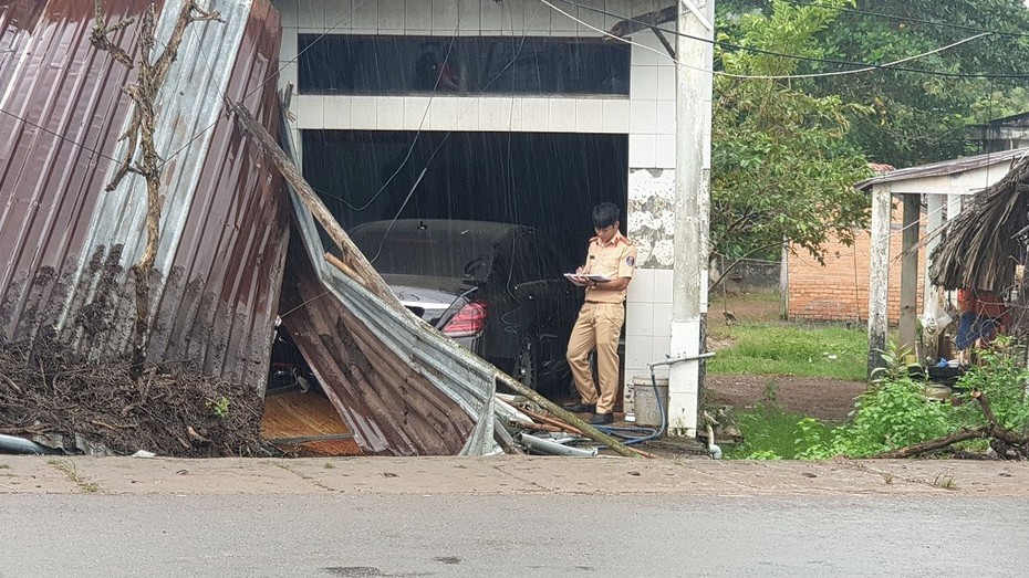 Bản tin 27/11: Nữ tài xế lái xe Mecerdes tông sập nhà dân; Cứu 8 ngư dân trên tàu cá bị đâm chìm trên biển