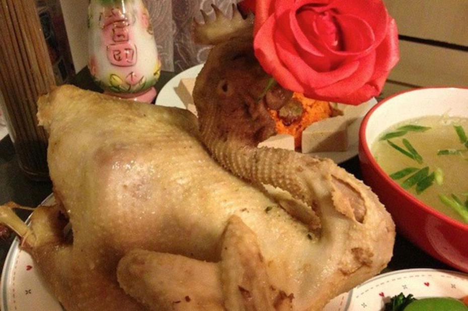 Vì sao gà cúng đêm Giao thừa luôn ngậm bông hoa hồng đỏ?