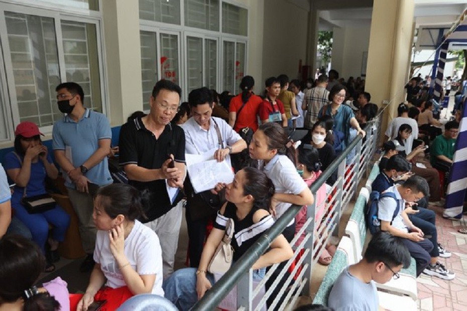 Hà Nội không thiếu chỗ học, vì sao phụ huynh phải trắng đêm xếp hàng?