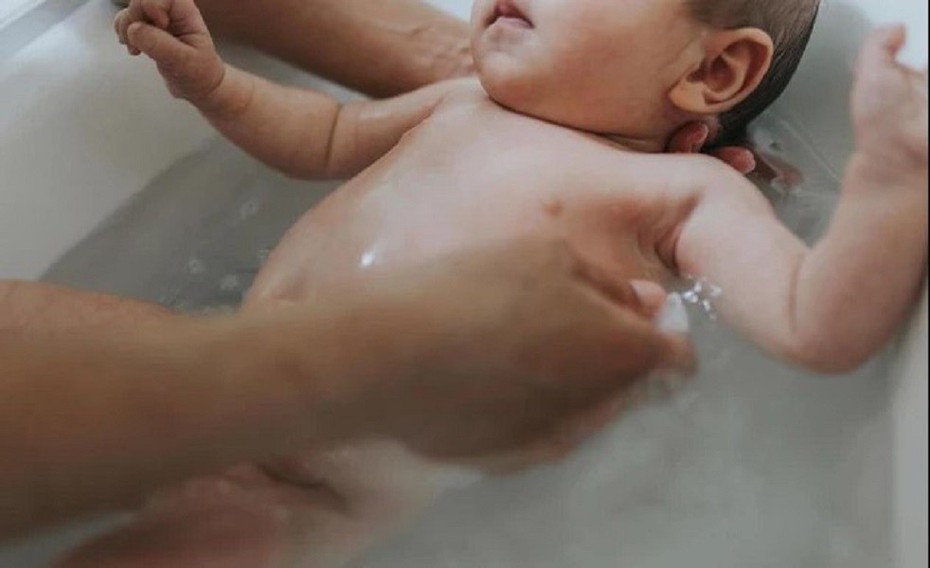 Xót xa bé 7 tháng tuổi đuối nước trong bồn tắm khi mẹ bất ngờ ngất xỉu