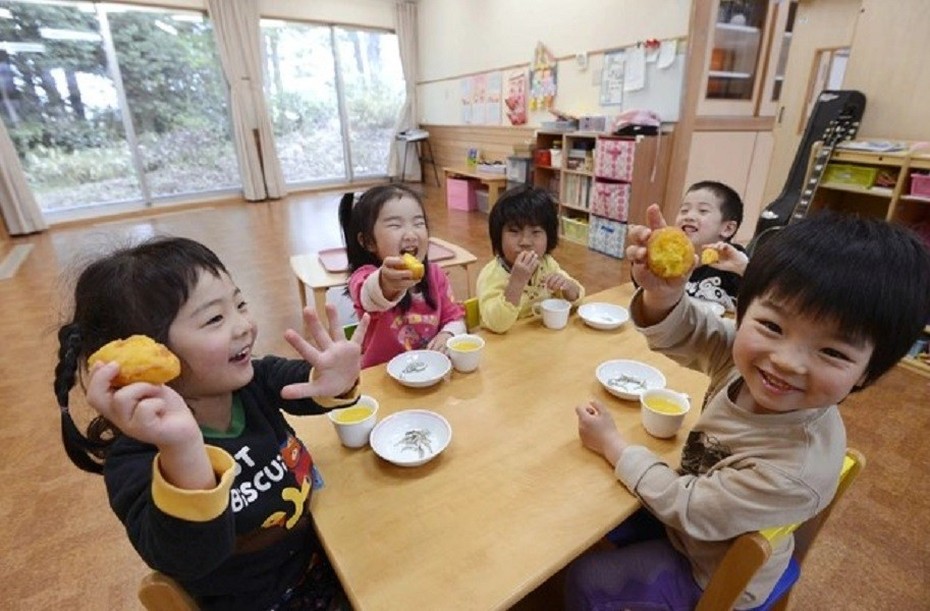 Nhật Bản tăng trợ cấp cho trẻ em để khuyến khích sinh đẻ