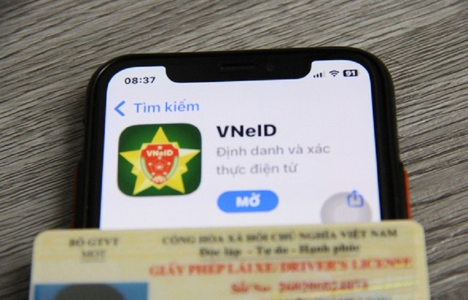 Từ 1/6, người dân có thể xuất trình GPLX tích hợp trên VNeID