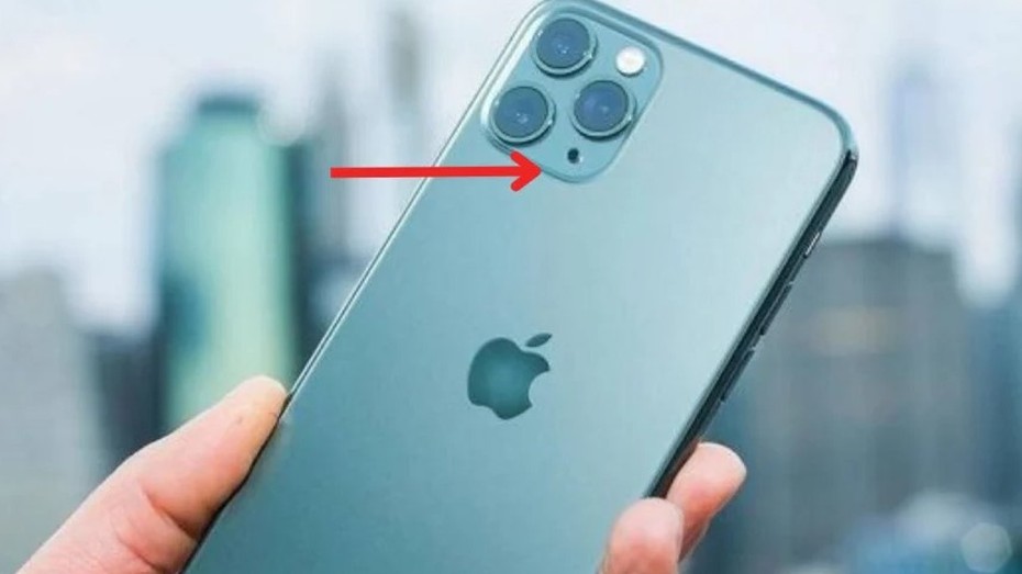 Dùng iPhone nhưng không phải ai cũng biết lỗ tròn màu đen cạnh camera có tác dụng gì