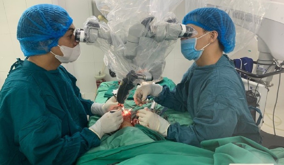 Thanh niên 18 tuổi nhập viện cấp cứu với máy xay thịt dính trên tay