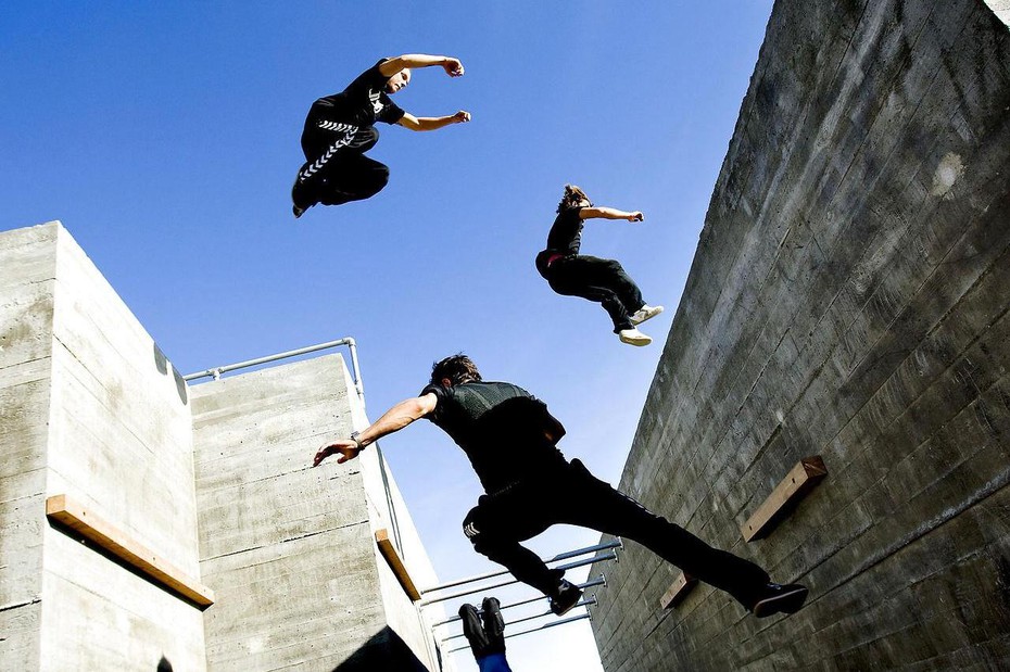 Clip: “Dựng tóc gáy” màn nhào lộn Parkour vượt chướng ngại vật