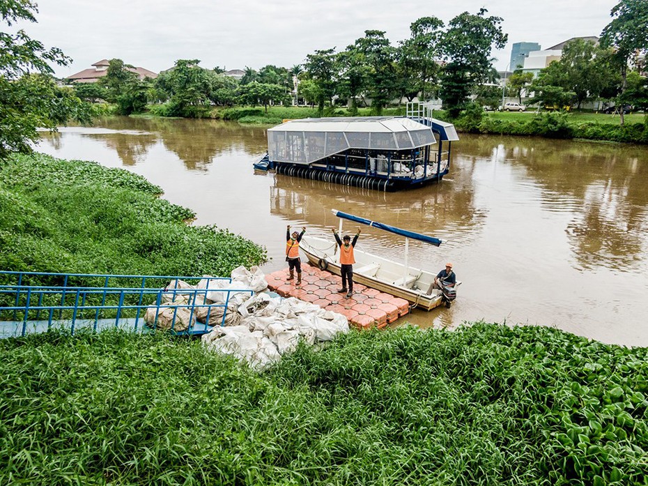 Clip: Cận cảnh cỗ máy làm sạch rác thải trên những dòng sông