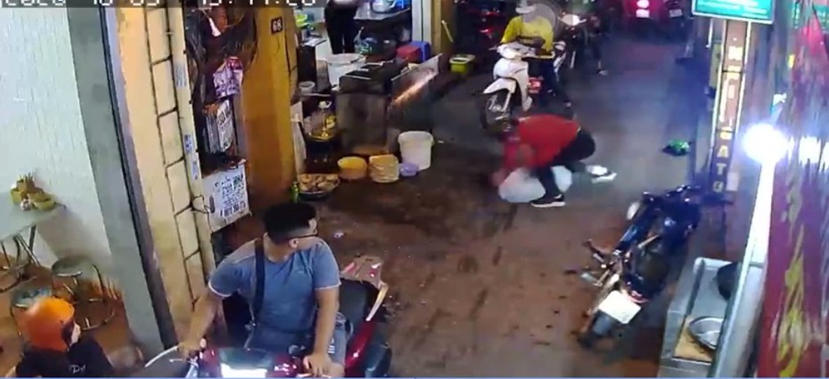 Clip: Tài xế xe ôm công nghệ nhấc bổng thanh niên ném xuống đất dã man