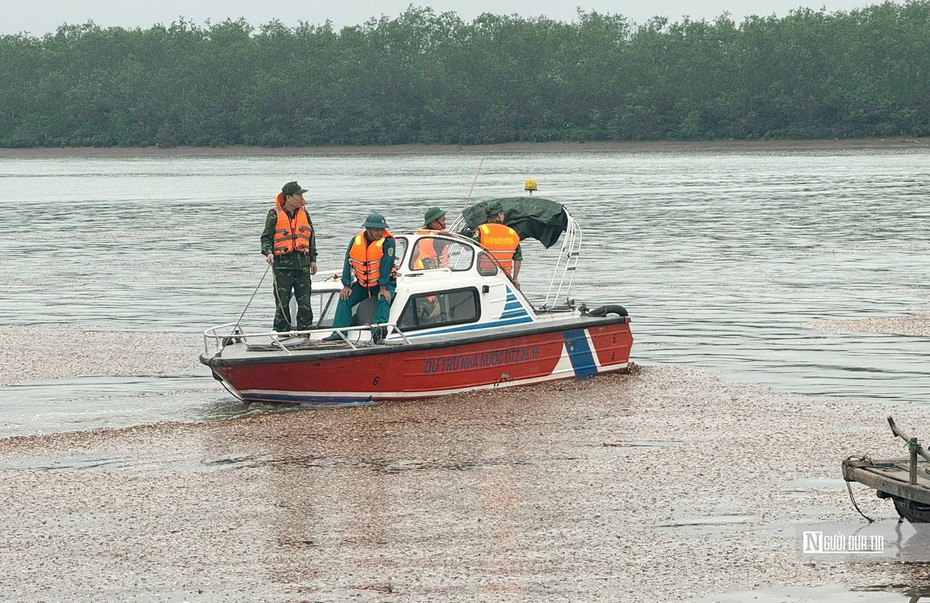 Quảng Ninh: 4 phụ nữ mất tích do lật thuyền nan