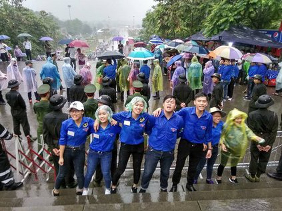 Lễ hội đền Hùng 2018: Cảm động những nụ cười ướt mưa