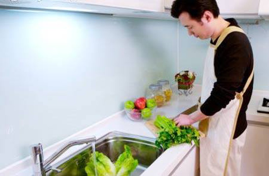 Vợ trẻ không biết nấu ăn khoe được chồng chăm sóc khiến nhiều người ghen tỵ