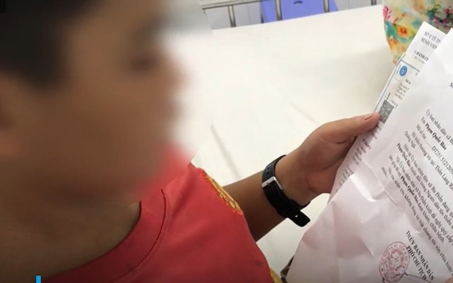 Người mẹ bàng hoàng phát hiện đỉa sống trong cổ con trai thời gian dài