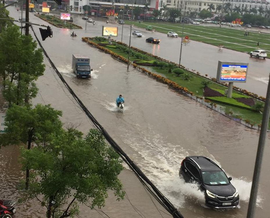 Bắc Giang: Ô tô, xe máy "bơi" trong lòng thành phố