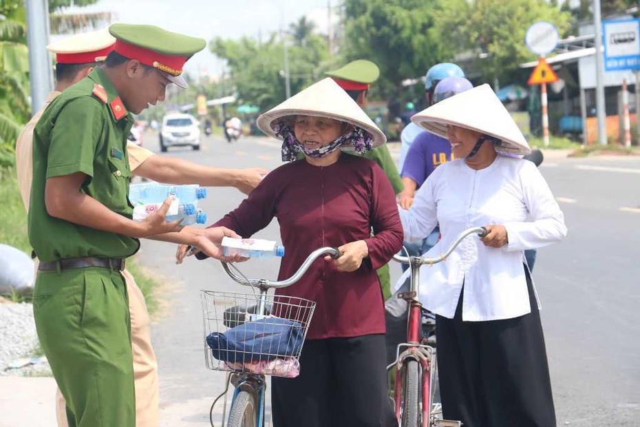 Hình ảnh đẹp: Công an Cần Thơ phát nước suối, khăn lạnh miễn phí cho người dân dịp lễ 30/4 -1/5