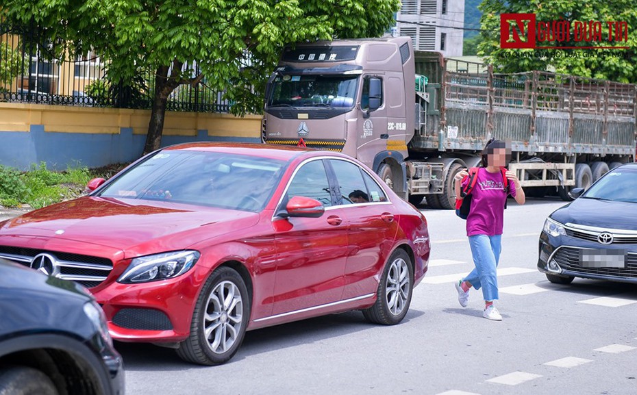 Cận cảnh loạt xe bạc tỷ của phụ huynh Hà Giang đưa thí sinh đến điểm thi