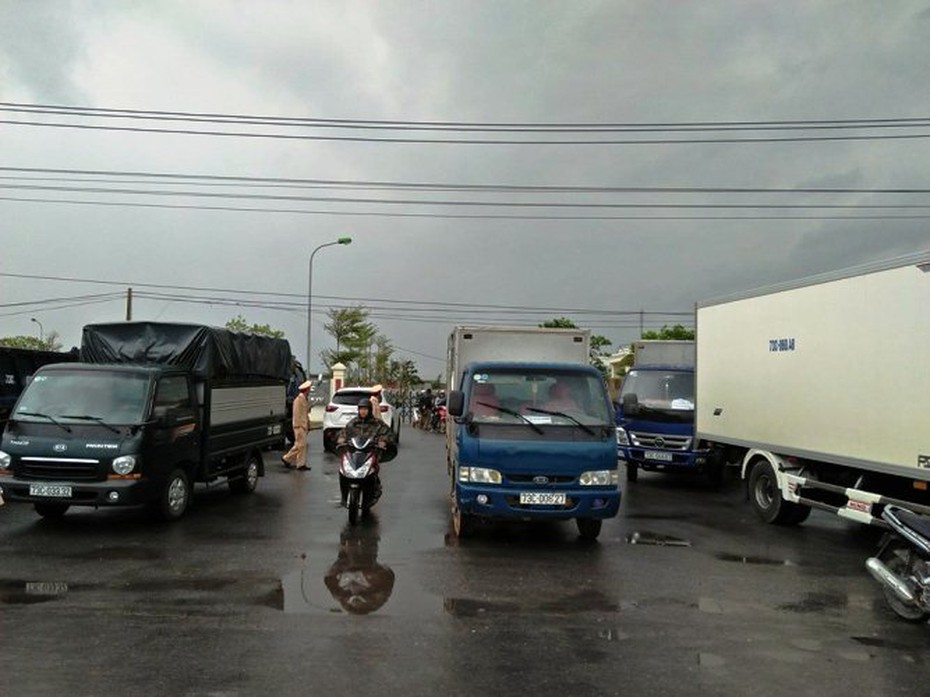 Dân “vây” trạm thu phí, đại diện Tasco phải tổ chức đối thoại