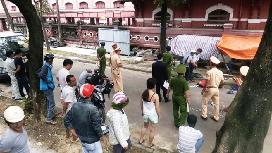 Nghi cán qua lon bò húc, người mẹ trẻ ngã xuống đường tử vong