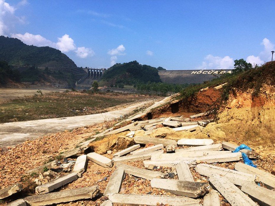 Thanh Hóa: Cận cảnh hồ chứa nước Cửa Đạt đang bị sạt lở nghiêm trọng
