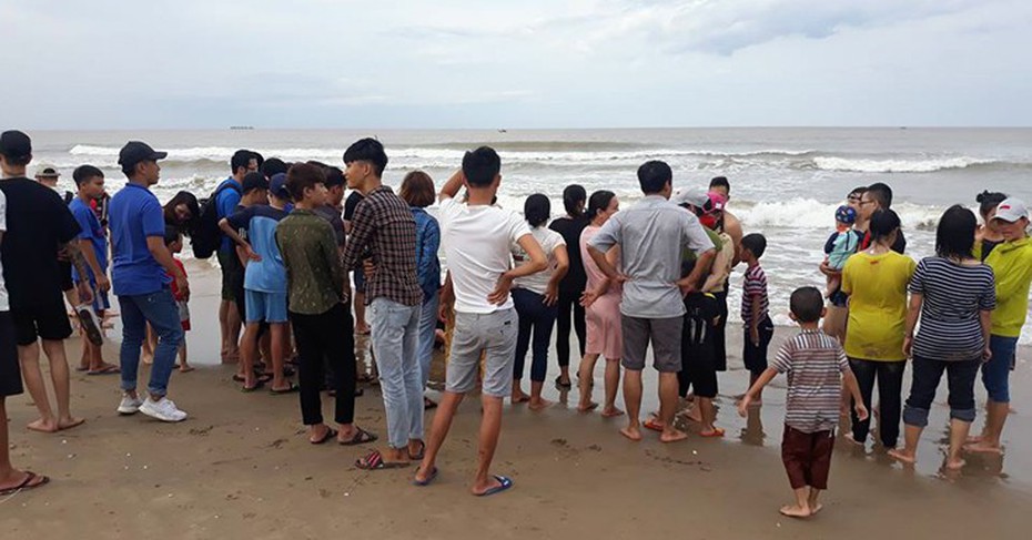 Quảng Bình: Tìm thấy thi thể nam thanh niên bị sóng cuốn