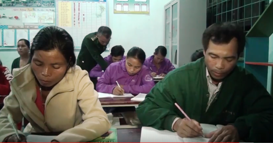 Lớp học xóa mù của những người lính mang quân hàm xanh