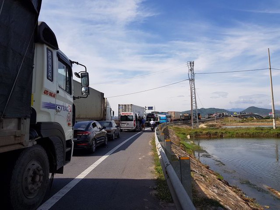 Tai nạn trên cầu Gianh, QL 1A ùn tắc gần 5km