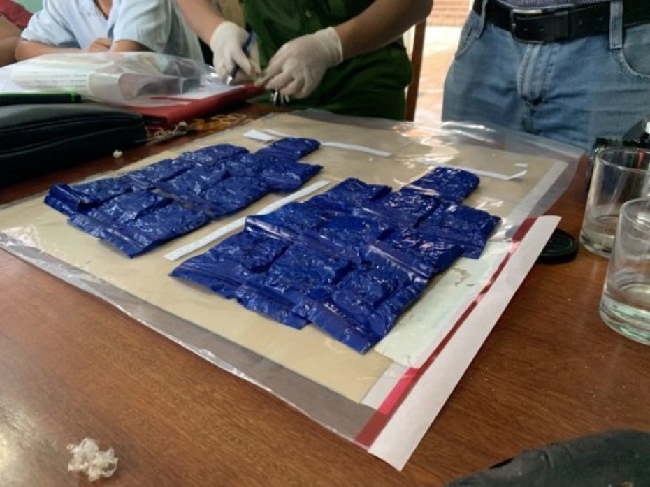 Bắt quả tang tài xế taxi để 6.000 viên ma túy trong cánh cửa xe