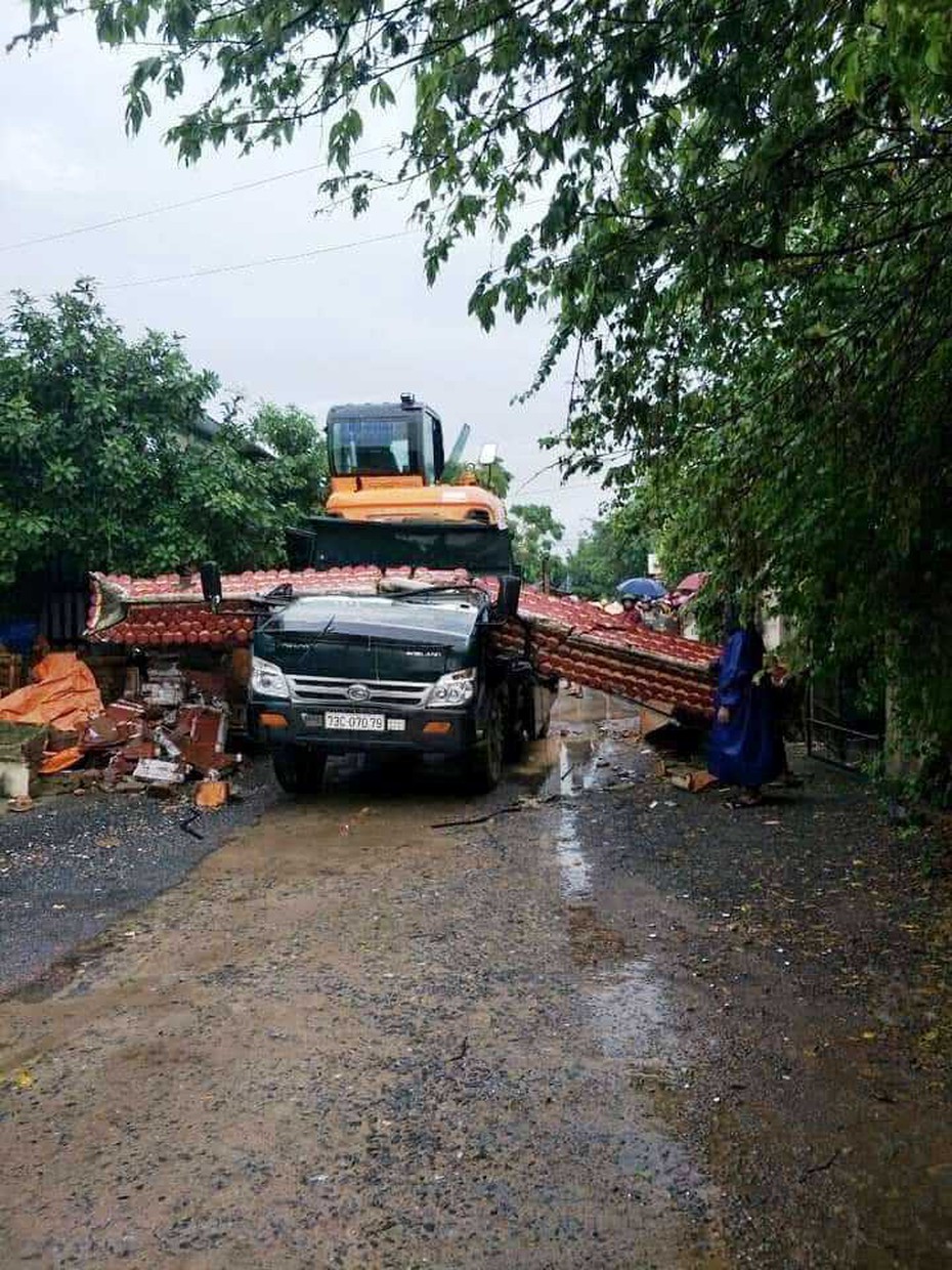 Hiện trường vụ ô tô húc đổ cổng chào, tài xế tử vong tại chỗ