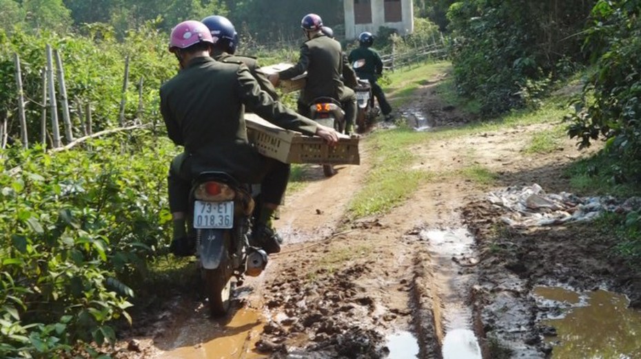 Công an Quảng Bình đến tận nhà trao tặng hàng nghìn con vịt giống cho các gia đình nghèo