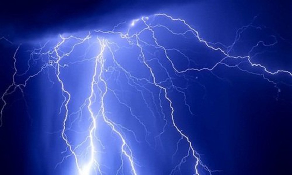 Từ trong nhà bước ra cửa, người phụ nữ bị sét đánh tử vong
