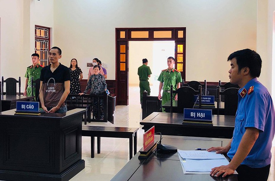 Kẻ nhảy hàng rào đột nhập nhà vệ sinh dâm ô bé gái lớp 5 lĩnh án