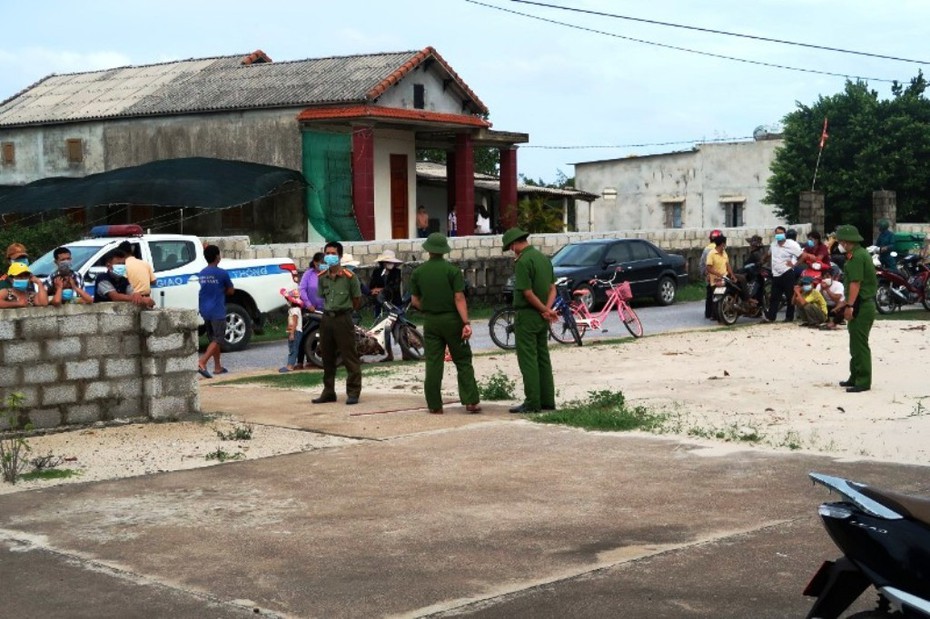 Khởi tố kẻ mang dao hành hung Chủ tịch xã đang điều hành chống dịch